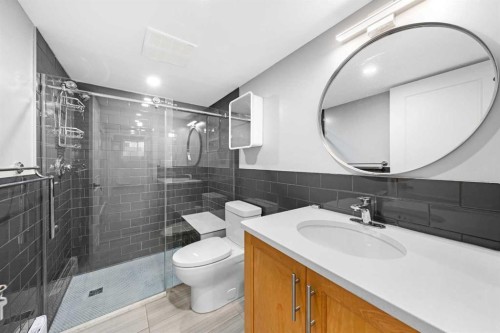 30 Hidden Circle Nw, Calgary, AB - Indoor Photo Showing Bathroom