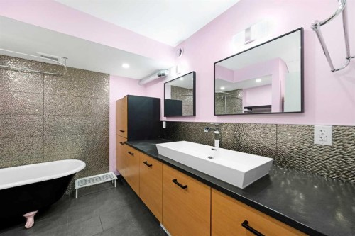 30 Hidden Circle Nw, Calgary, AB - Indoor Photo Showing Bathroom