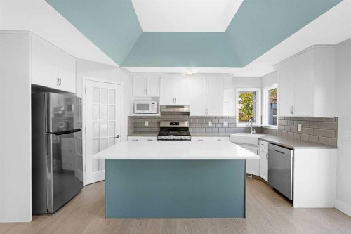 30 Hidden Circle Nw, Calgary, AB - Indoor Photo Showing Kitchen With Upgraded Kitchen