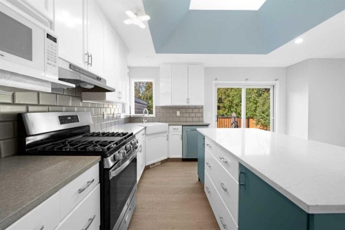 30 Hidden Circle Nw, Calgary, AB - Indoor Photo Showing Kitchen