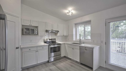 160 Riverstone Crescent Se, Calgary, AB - Indoor Photo Showing Kitchen
