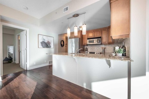 1807-920 5 Avenue Sw, Calgary, AB - Indoor Photo Showing Kitchen With Upgraded Kitchen