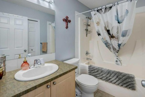 14 Everglen Manor Sw, Calgary, AB - Indoor Photo Showing Bathroom