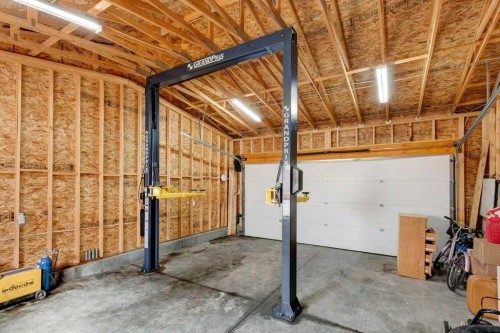 14 Everglen Manor Sw, Calgary, AB - Indoor Photo Showing Garage
