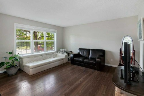 14 Everglen Manor Sw, Calgary, AB - Indoor Photo Showing Living Room