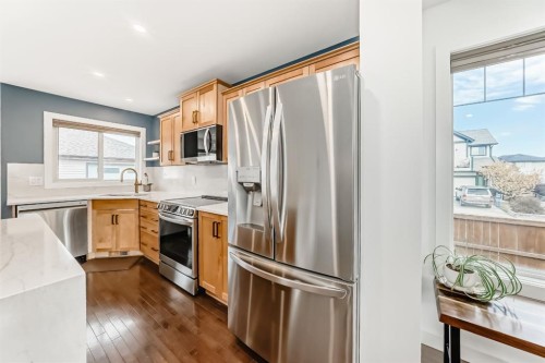 182 Sunset Heights, Cochrane, AB - Indoor Photo Showing Kitchen