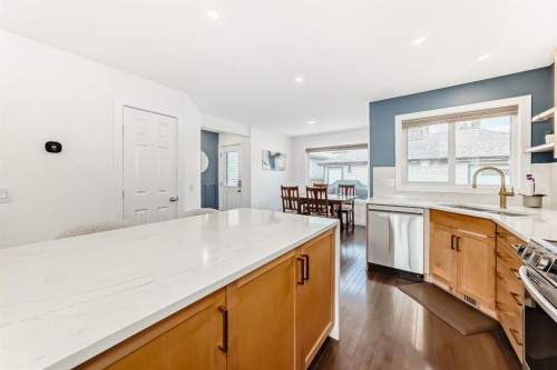 182 Sunset Heights, Cochrane, AB - Indoor Photo Showing Kitchen