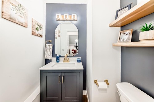 182 Sunset Heights, Cochrane, AB - Indoor Photo Showing Bathroom