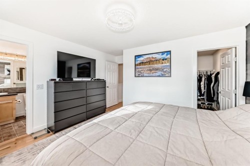 182 Sunset Heights, Cochrane, AB - Indoor Photo Showing Bedroom
