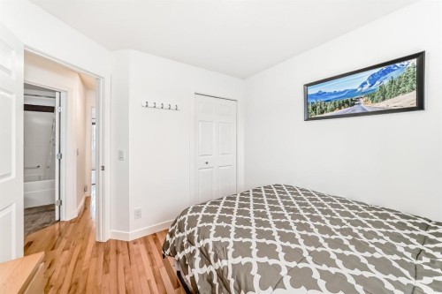 182 Sunset Heights, Cochrane, AB - Indoor Photo Showing Bedroom