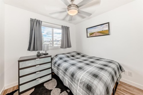 182 Sunset Heights, Cochrane, AB - Indoor Photo Showing Bedroom