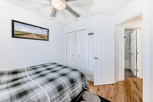 182 Sunset Heights, Cochrane, AB - Indoor Photo Showing Bedroom