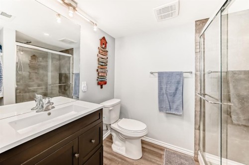 182 Sunset Heights, Cochrane, AB - Indoor Photo Showing Bathroom