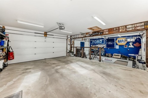 182 Sunset Heights, Cochrane, AB - Indoor Photo Showing Garage