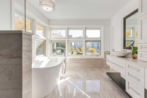 134 6 Avenue Nw, Calgary, AB - Indoor Photo Showing Bathroom