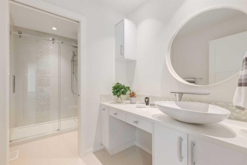 134 6 Avenue Nw, Calgary, AB - Indoor Photo Showing Bathroom