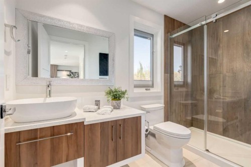 134 6 Avenue Nw, Calgary, AB - Indoor Photo Showing Bathroom