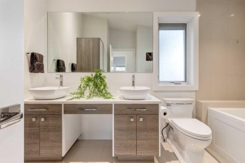 134 6 Avenue Nw, Calgary, AB - Indoor Photo Showing Bathroom