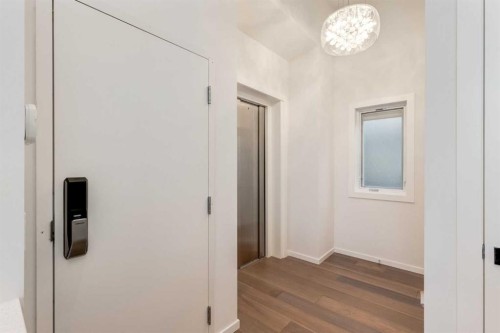 134 6 Avenue Nw, Calgary, AB - Indoor Photo Showing Other Room