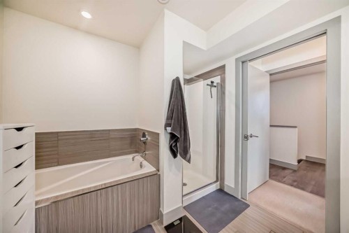 204-1707 27 Avenue Sw, Calgary, AB - Indoor Photo Showing Bathroom