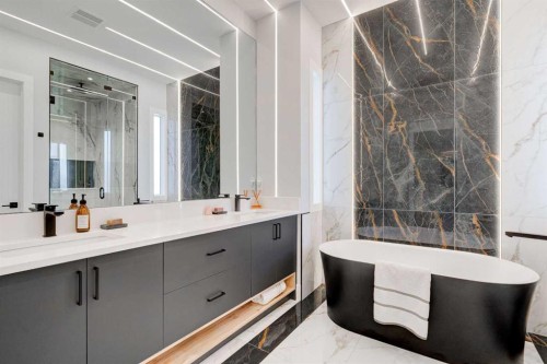 1902 13 Street Sw, Calgary, AB - Indoor Photo Showing Bathroom