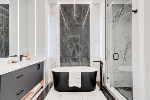 1902 13 Street Sw, Calgary, AB - Indoor Photo Showing Bathroom