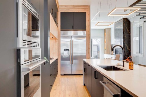 1902 13 Street Sw, Calgary, AB - Indoor Photo Showing Kitchen With Upgraded Kitchen