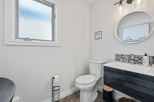 52 West Edge Road, Cochrane, AB - Indoor Photo Showing Bathroom