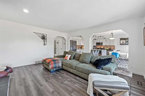 52 West Edge Road, Cochrane, AB - Indoor Photo Showing Living Room