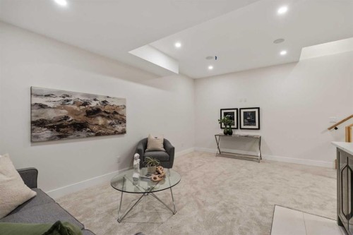 2015 34 Street Sw, Calgary, AB - Indoor