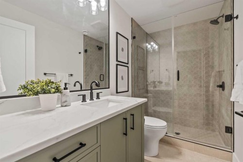 2015 34 Street Sw, Calgary, AB - Indoor Photo Showing Bathroom