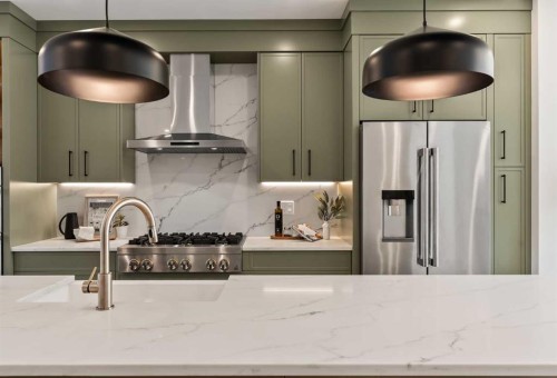 2015 34 Street Sw, Calgary, AB - Indoor Photo Showing Kitchen With Upgraded Kitchen