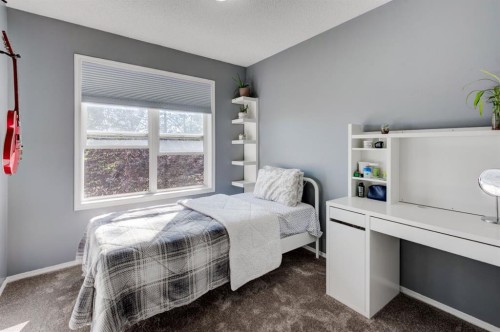 244 Prestwick Avenue Se, Calgary, AB - Indoor Photo Showing Bedroom