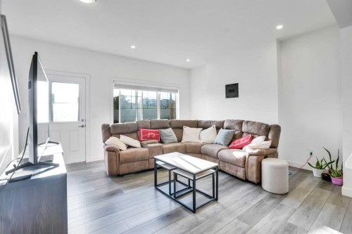1449 Bayview Point Sw, Airdrie, AB - Indoor Photo Showing Living Room