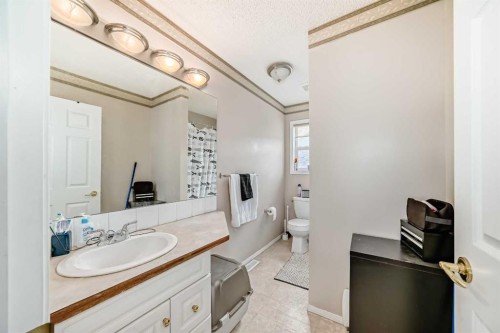 30 Millview Common Sw, Calgary, AB - Indoor Photo Showing Bathroom
