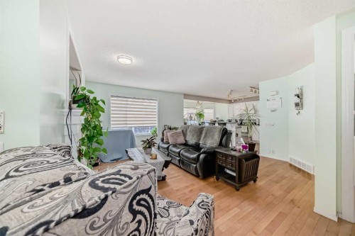30 Millview Common Sw, Calgary, AB - Indoor Photo Showing Living Room