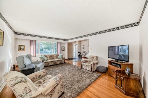 5115 5 Street Sw, Calgary, AB - Indoor Photo Showing Living Room