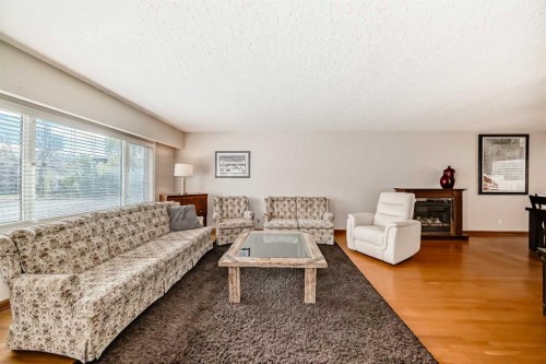 5115 5 Street Sw, Calgary, AB - Indoor Photo Showing Living Room