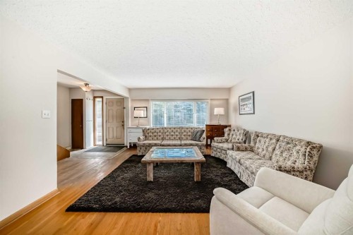 5115 5 Street Sw, Calgary, AB - Indoor Photo Showing Living Room