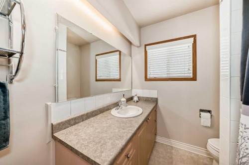 5115 5 Street Sw, Calgary, AB - Indoor Photo Showing Bathroom