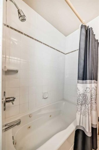 5115 5 Street Sw, Calgary, AB - Indoor Photo Showing Bathroom