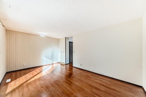 93-6100 4 Avenue Ne, Calgary, AB - Indoor Photo Showing Other Room