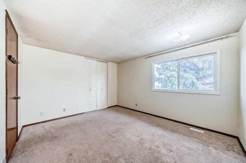 93-6100 4 Avenue Ne, Calgary, AB - Indoor Photo Showing Other Room