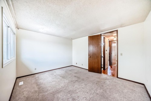 93-6100 4 Avenue Ne, Calgary, AB - Indoor Photo Showing Other Room