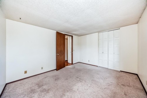 93-6100 4 Avenue Ne, Calgary, AB - Indoor Photo Showing Other Room