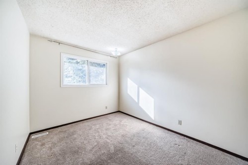 93-6100 4 Avenue Ne, Calgary, AB - Indoor Photo Showing Other Room