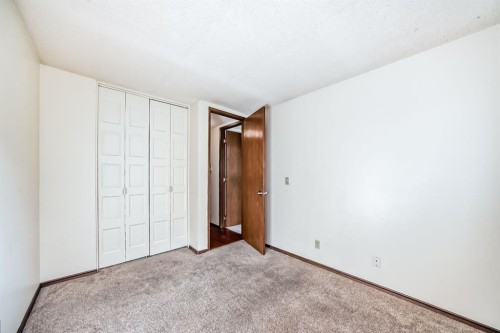 93-6100 4 Avenue Ne, Calgary, AB - Indoor Photo Showing Other Room