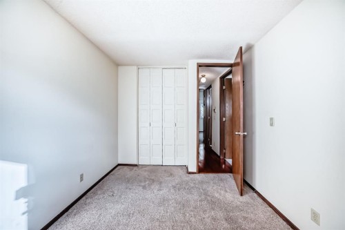93-6100 4 Avenue Ne, Calgary, AB - Indoor Photo Showing Other Room