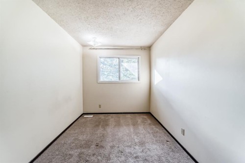 93-6100 4 Avenue Ne, Calgary, AB - Indoor Photo Showing Other Room