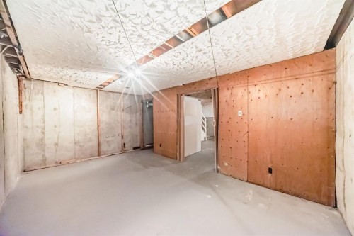 93-6100 4 Avenue Ne, Calgary, AB - Indoor Photo Showing Other Room